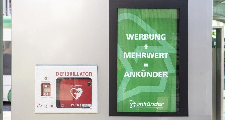 Mehr als Werbefläche: neuer Defibrillator am Grazer Hauptplatz 2