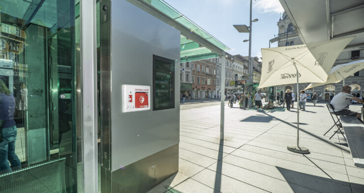 Mehr als Werbefläche: neuer Defibrillator am Grazer Hauptplatz 3