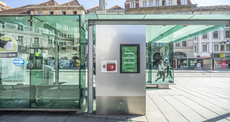 Mehr als Werbefläche: neuer Defibrillator am Grazer Hauptplatz 4