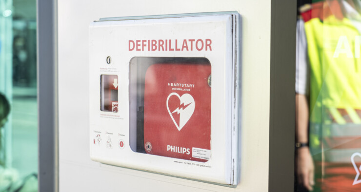 Mehr als Werbefläche: neuer Defibrillator am Grazer Hauptplatz 1
